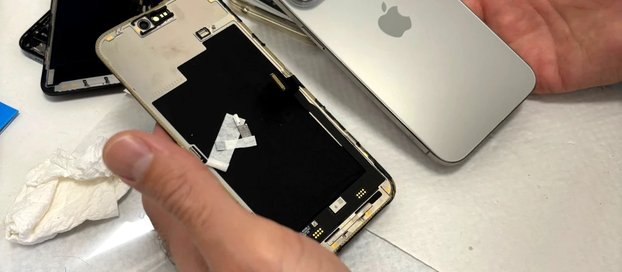 Sostituzione display iPhone nel laboratorio Cellular System